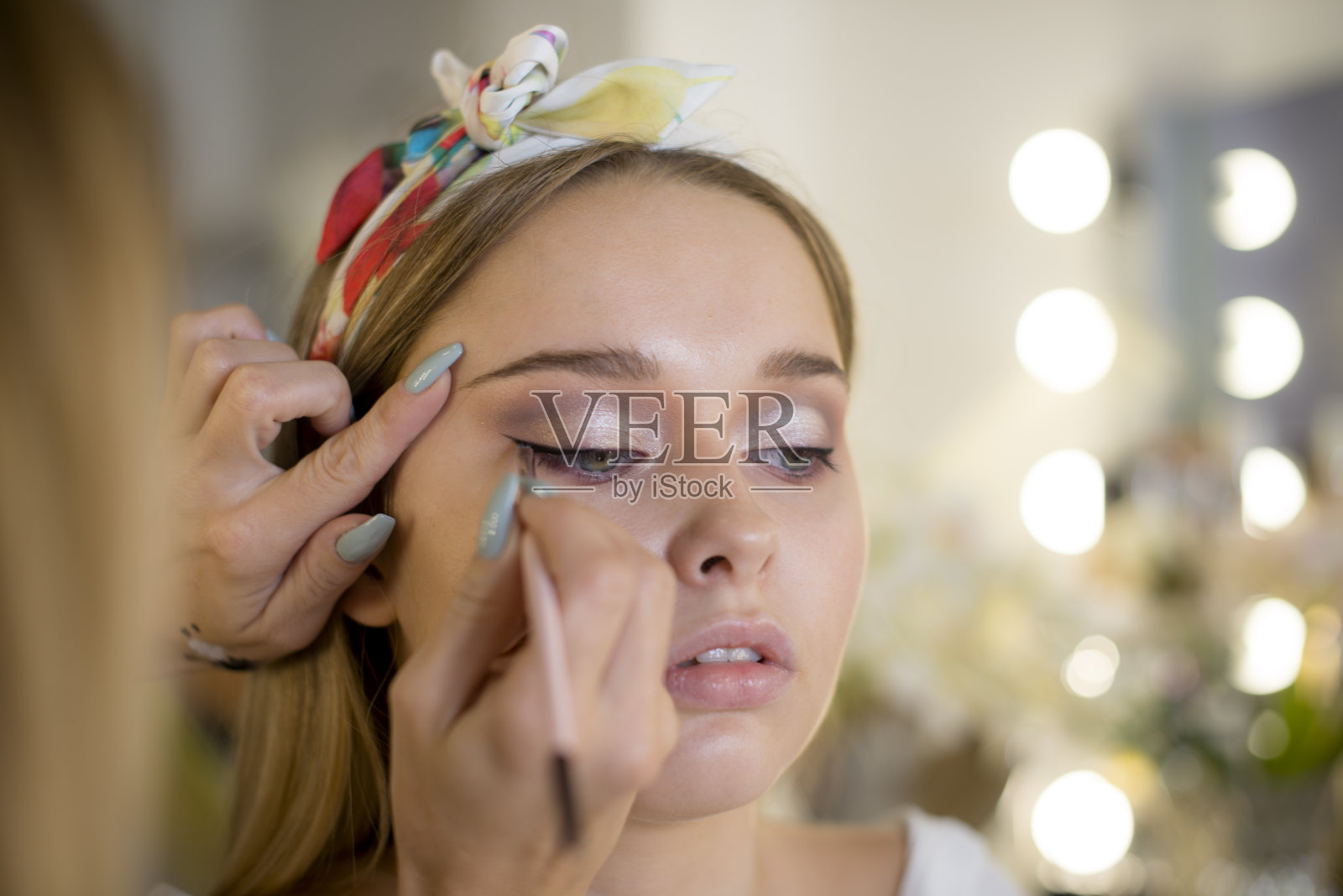 在后台化妆准备照片摄影图片