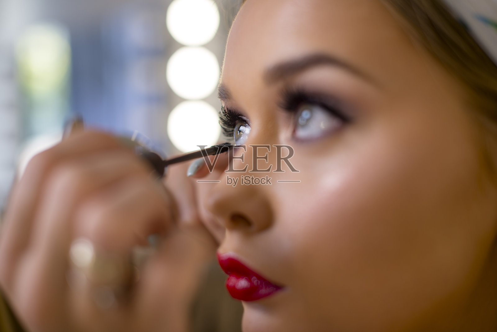 在后台化妆准备照片摄影图片