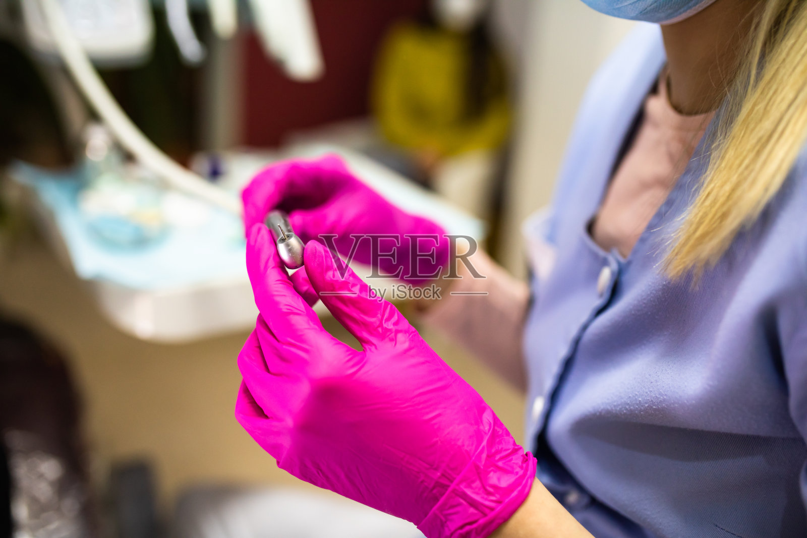 一个女牙医拿着牙钻的剪影照片摄影图片