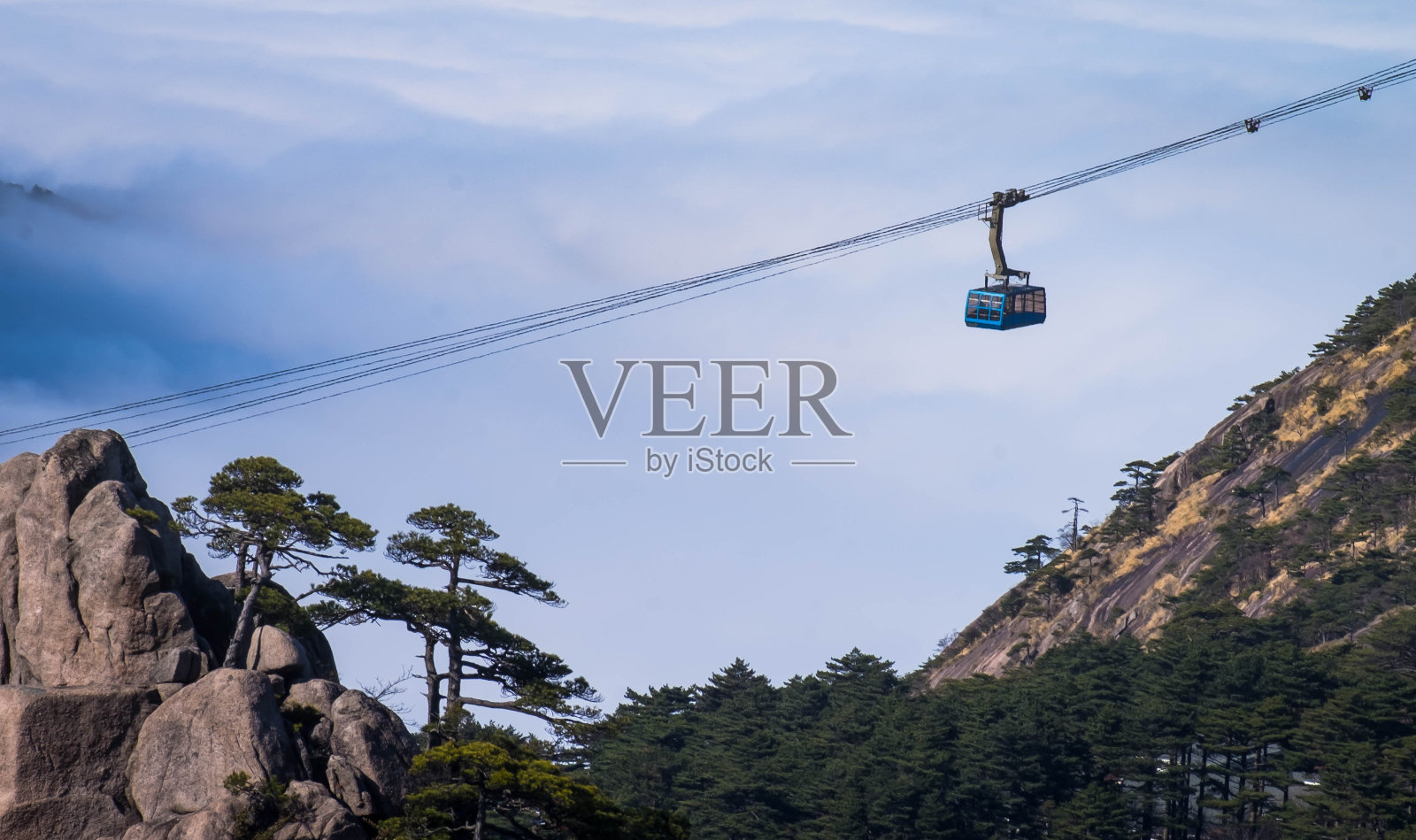 黄山风景优美，在中国黄山的悬崖峭壁从升降机缆车和大量的雾在冬季，黄鹤汉国家公园是联合国教科文组织的世界遗产之一。照片摄影图片