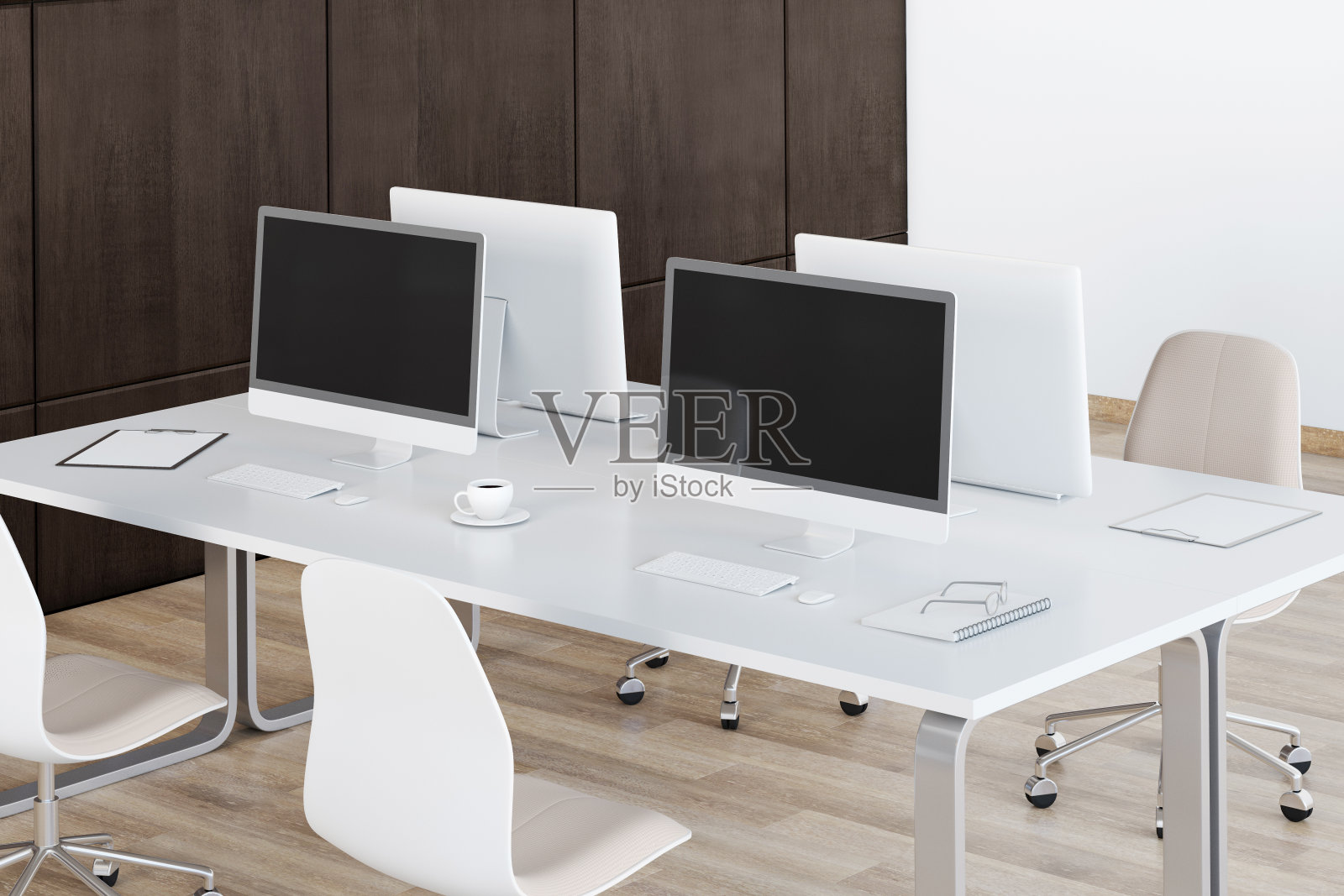 阳光明媚的工作空间在现代风格的办公室，白色家具:桌椅和木制的墙壁和地板照片摄影图片