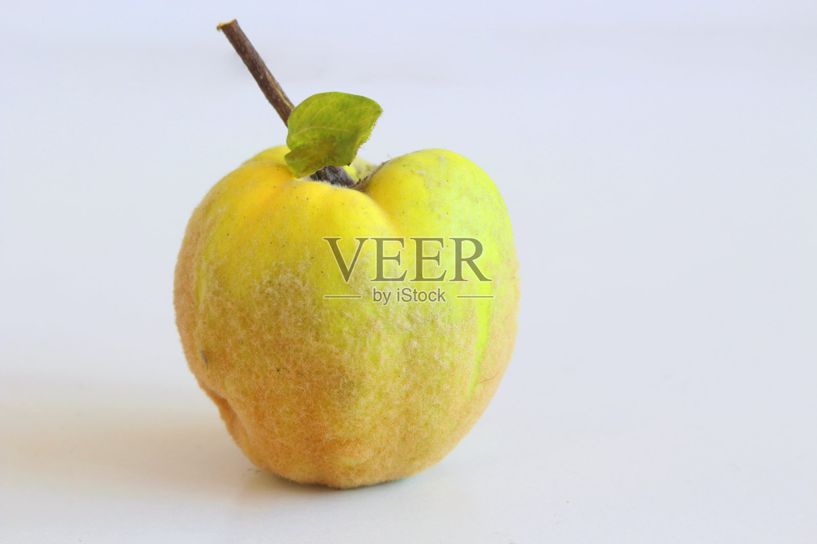 新鲜有机木瓜孤立在白色背景。健康食品商店柜台上的生物食品。水果的概念。照片摄影图片