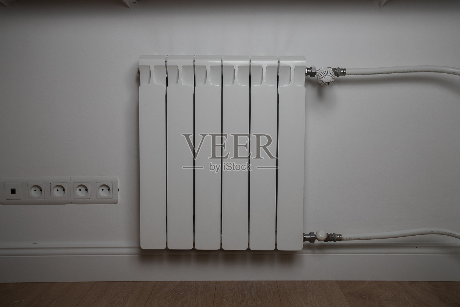 公寓中的白色散热器，暖气管道照片摄影图片