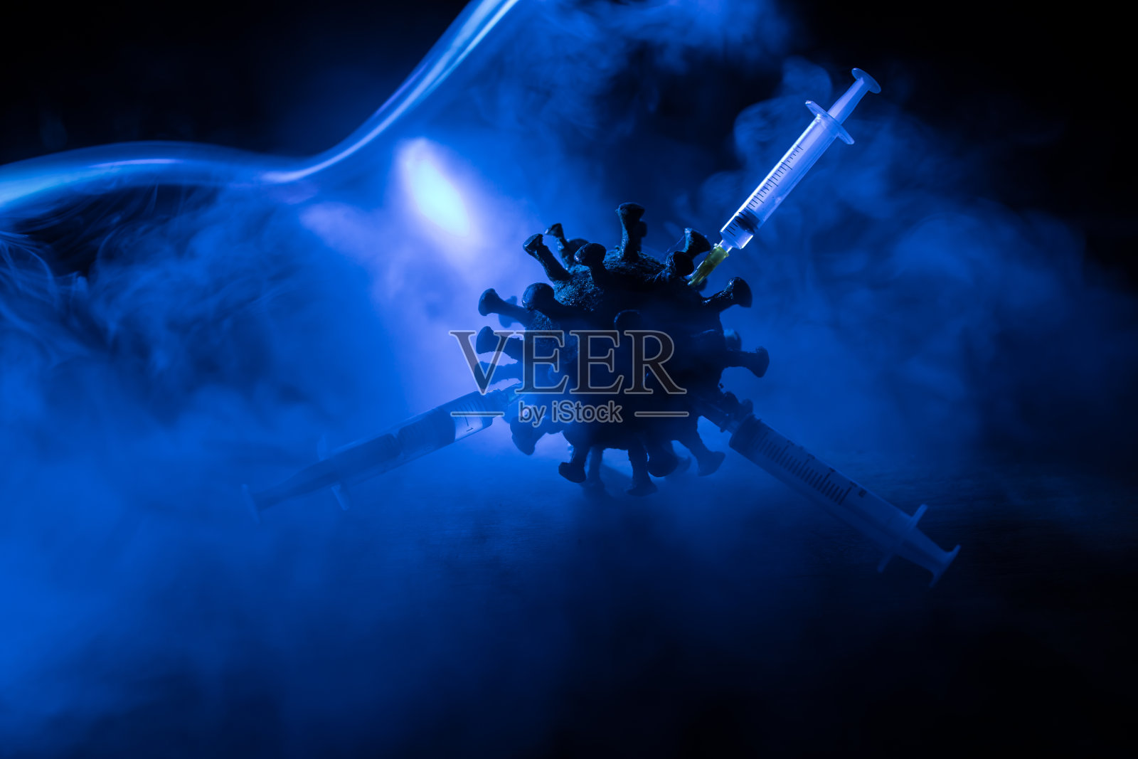 冠状病毒2019-nCov新型冠状病毒概念。木制桌子上有雾和背光的大型冠状病毒模型。创意艺术品装饰。有选择性的重点。照片摄影图片