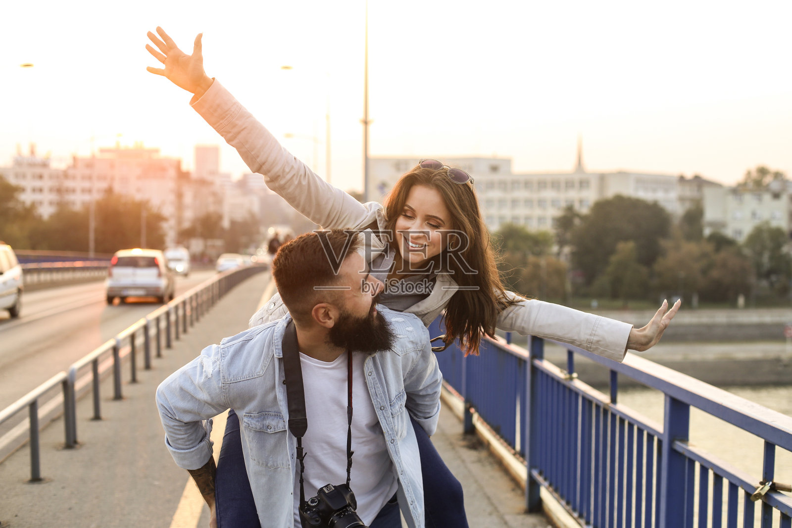 一对在城市度假的夫妇照片摄影图片