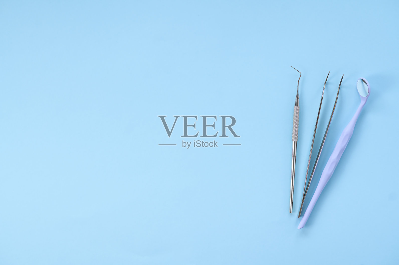 牙医工具。牙齿保健，牙齿健康的概念。蓝色背景俯视图拷贝空间。照片摄影图片