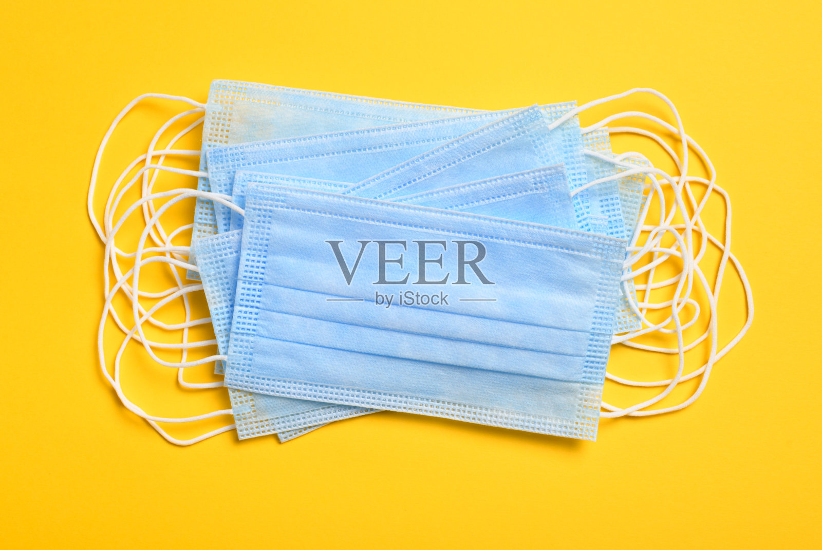 用于呼吸道保护的医用防护口罩，以黄色为背景，防止病毒、细菌、冠状病毒或冠状病毒及其他感染照片摄影图片