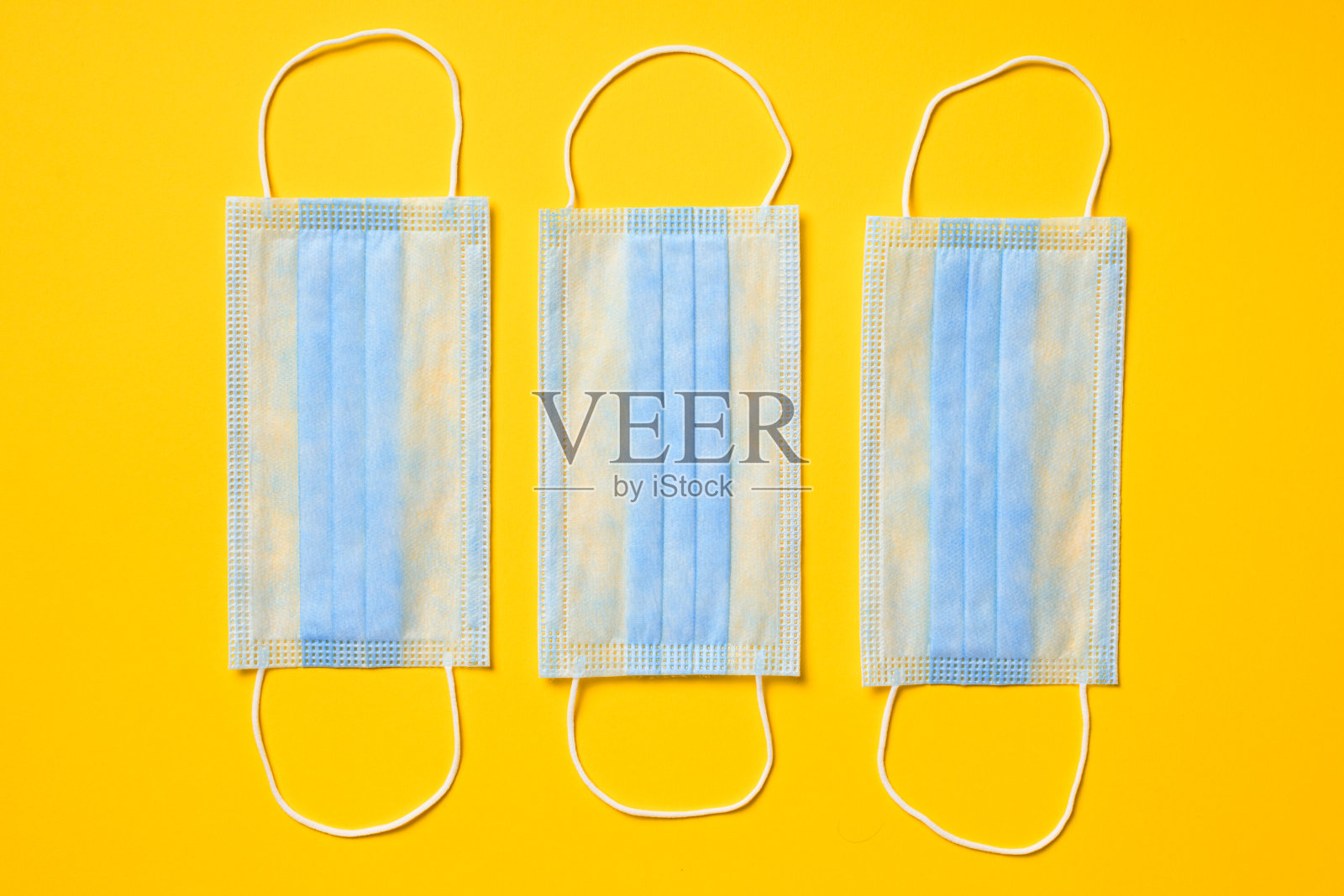 用于呼吸道保护的医用防护口罩，以黄色为背景，防止病毒、细菌、冠状病毒或冠状病毒及其他感染照片摄影图片