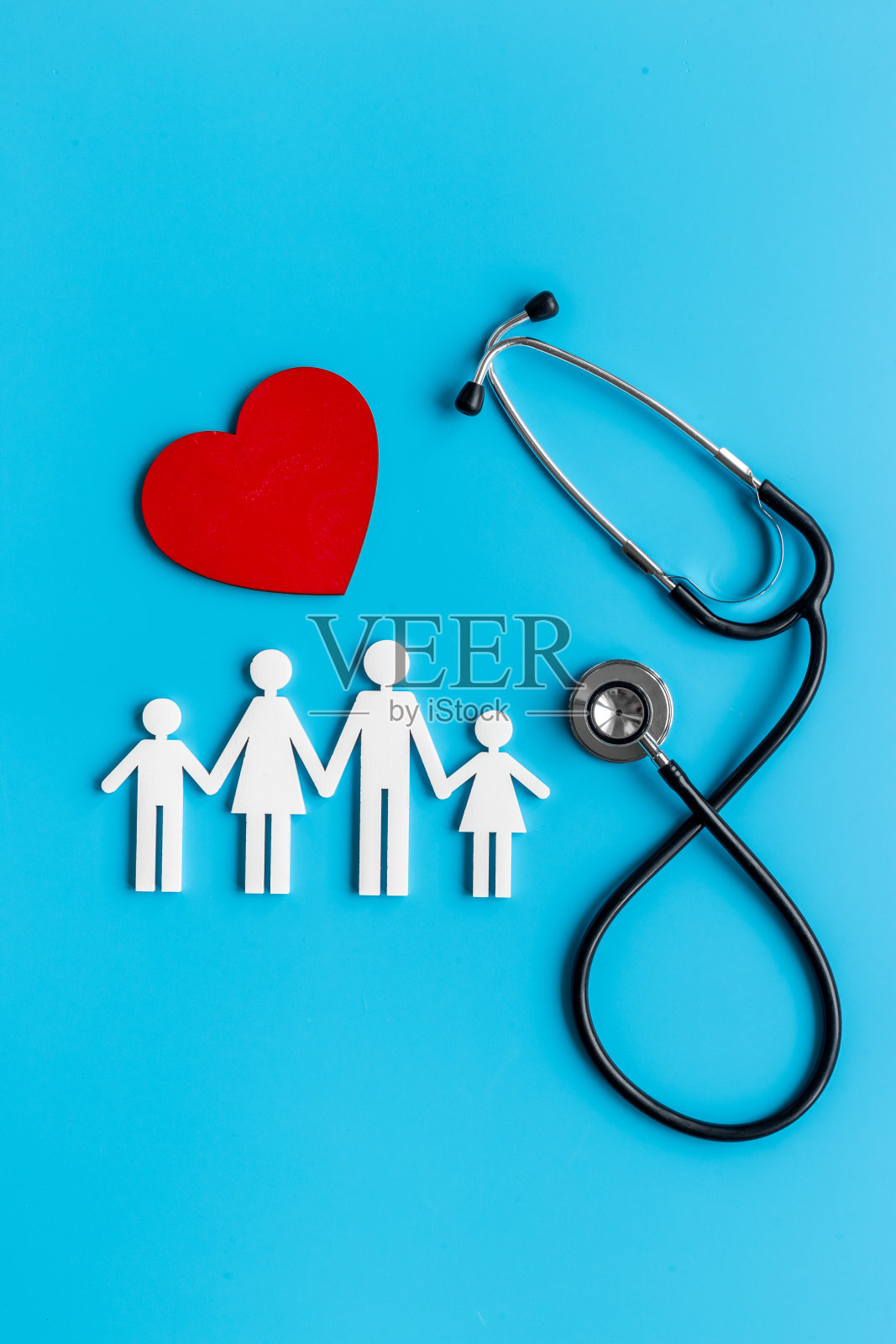 平躺着心脏、听诊器和家庭图。医疗护理的概念照片摄影图片