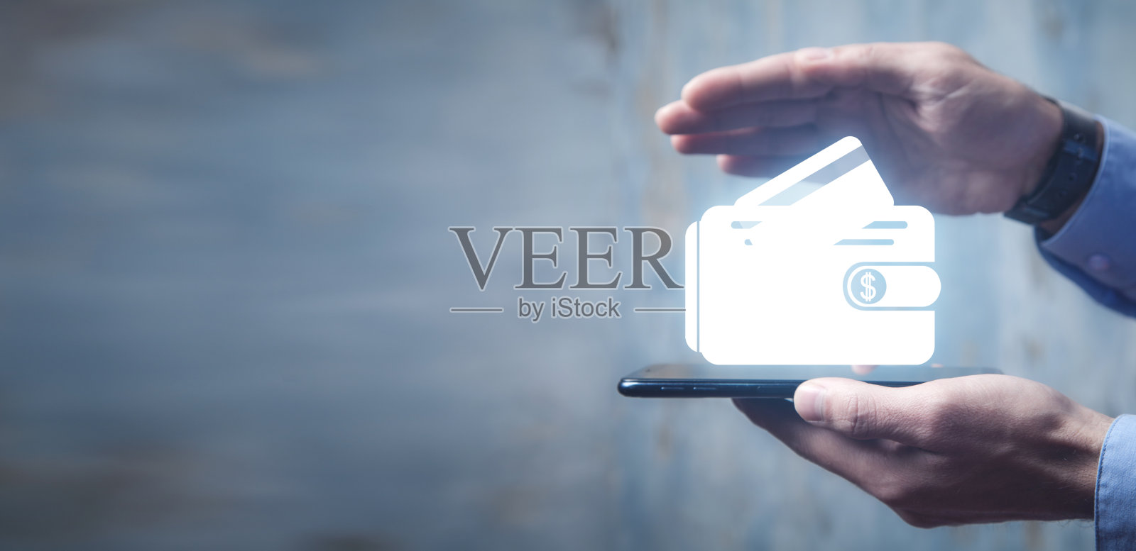 男人用信用卡保护钱包。业务。金融安全照片摄影图片