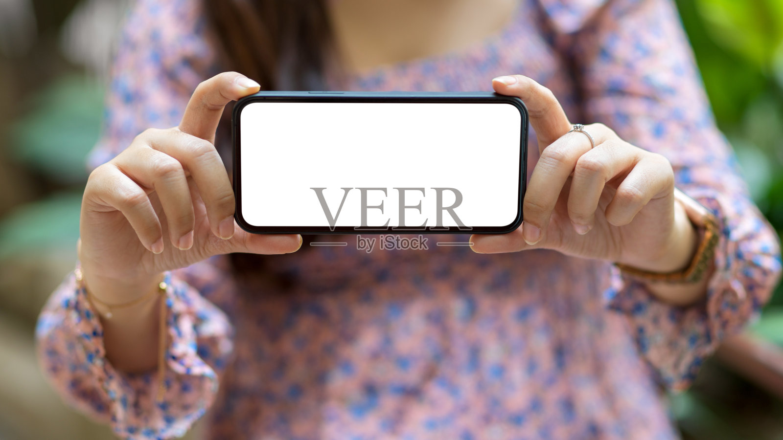 裁剪拍摄女性显示空白屏幕模拟智能手机的相机照片摄影图片