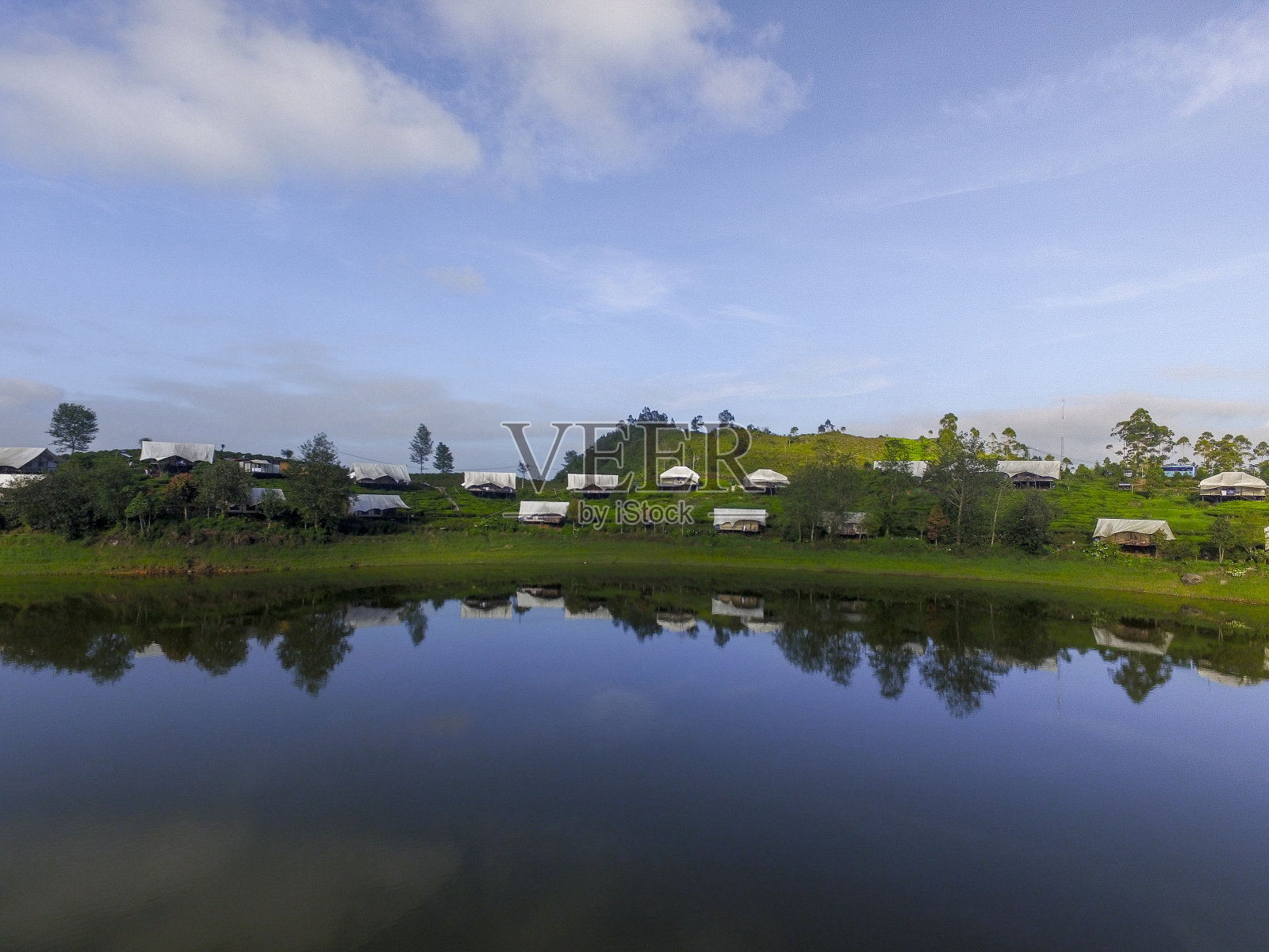 在印尼ciwidey，美丽的Patenggang湖和绿茶田照片摄影图片