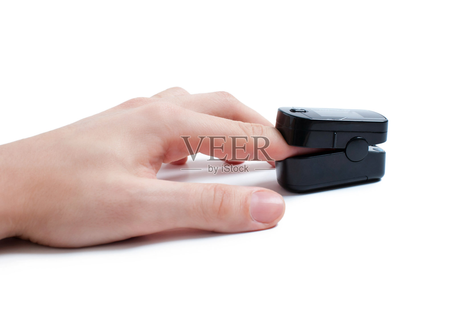 白色背景下食指上的脉搏血氧计。测量血氧和脉搏。孤立在白色背景上。侧视图照片摄影图片