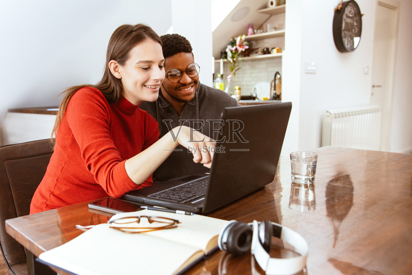 多种族情侣在家里用信用卡在线购物照片摄影图片