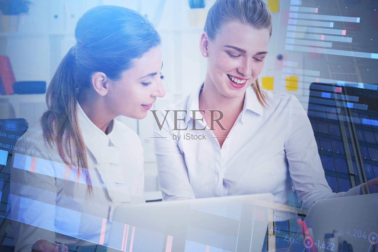 两个女人在办公室和图表照片摄影图片