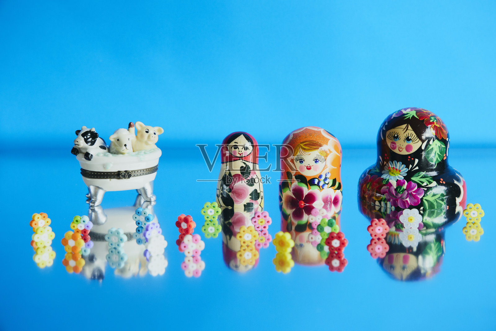 蓝色背景上的俄罗斯套娃照片摄影图片