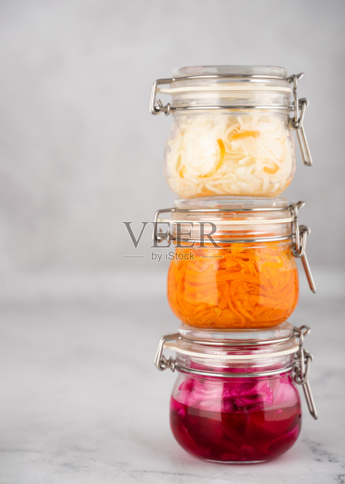 玻璃罐中自制的乡村发酵泡菜、红白菜和韩国胡萝卜，灰色背景。益生菌食品的概念，补充肠道健康。产生。超级食物,复制空间照片摄影图片