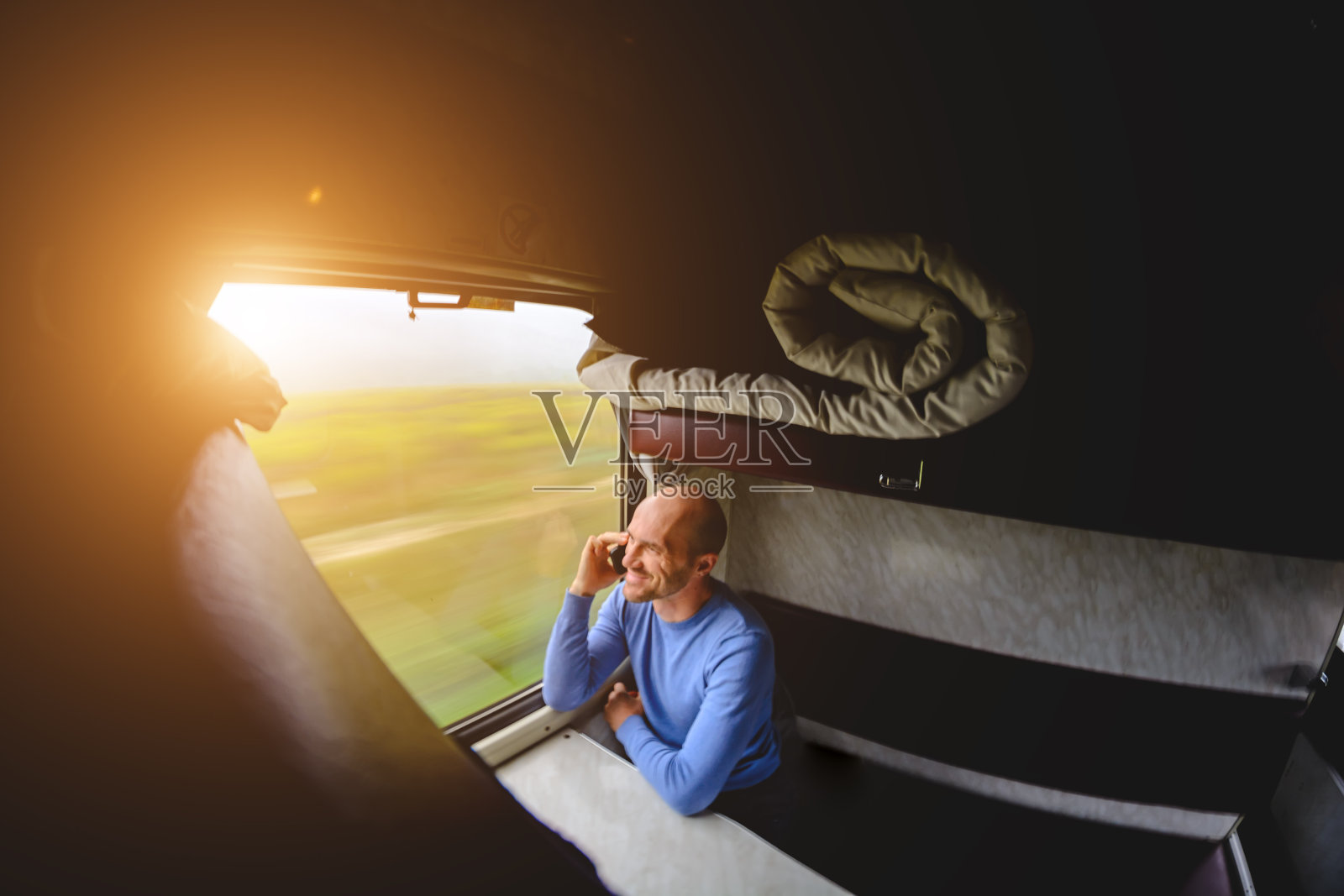 火车上的一个人正在打电话。后置处理照片摄影图片