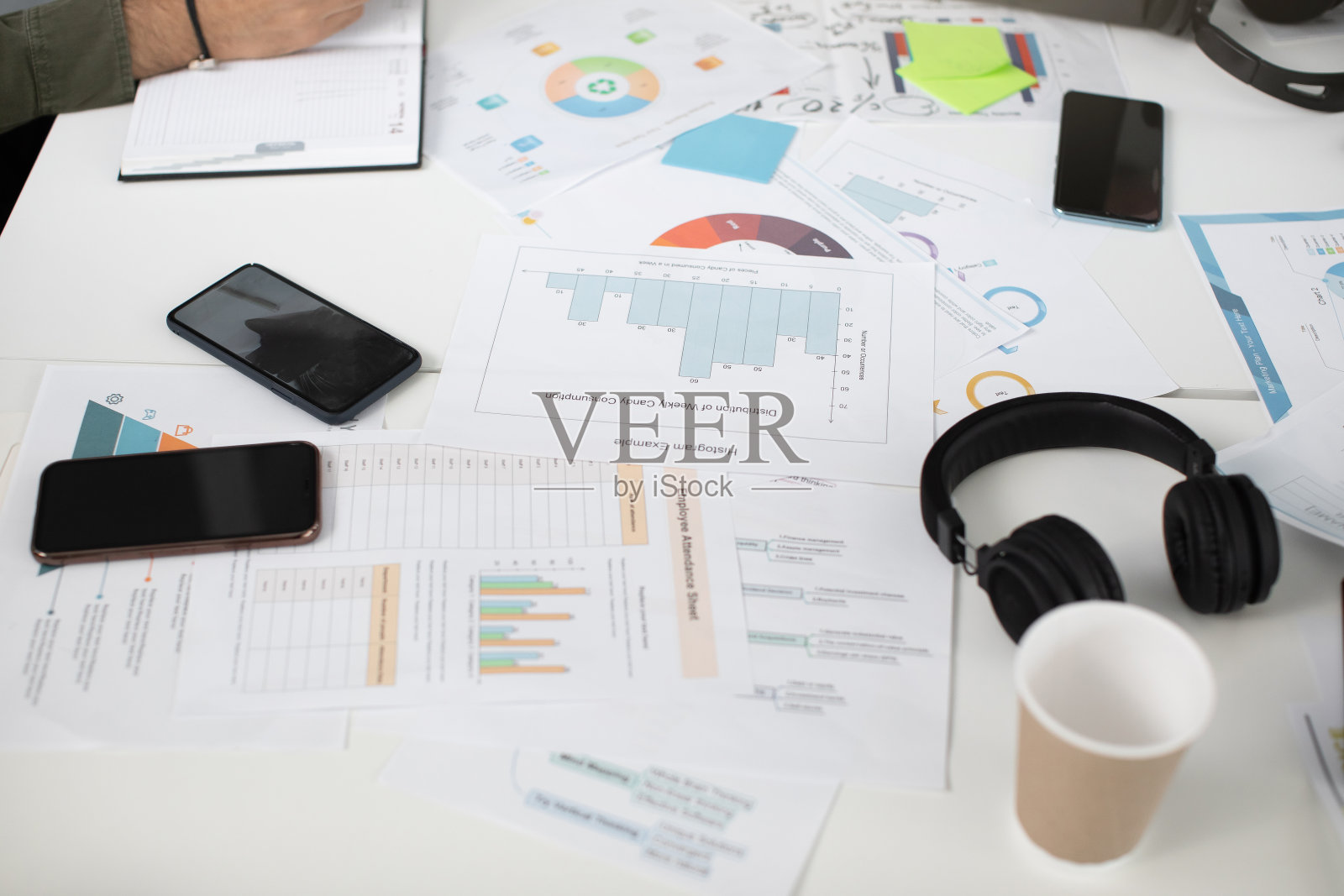 拉近桌子与文件和现代小工具照片摄影图片