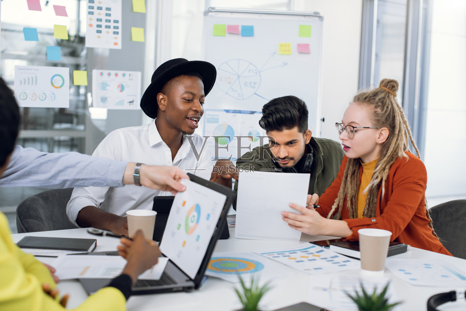 多文化的自由职业者在办公室开会照片摄影图片