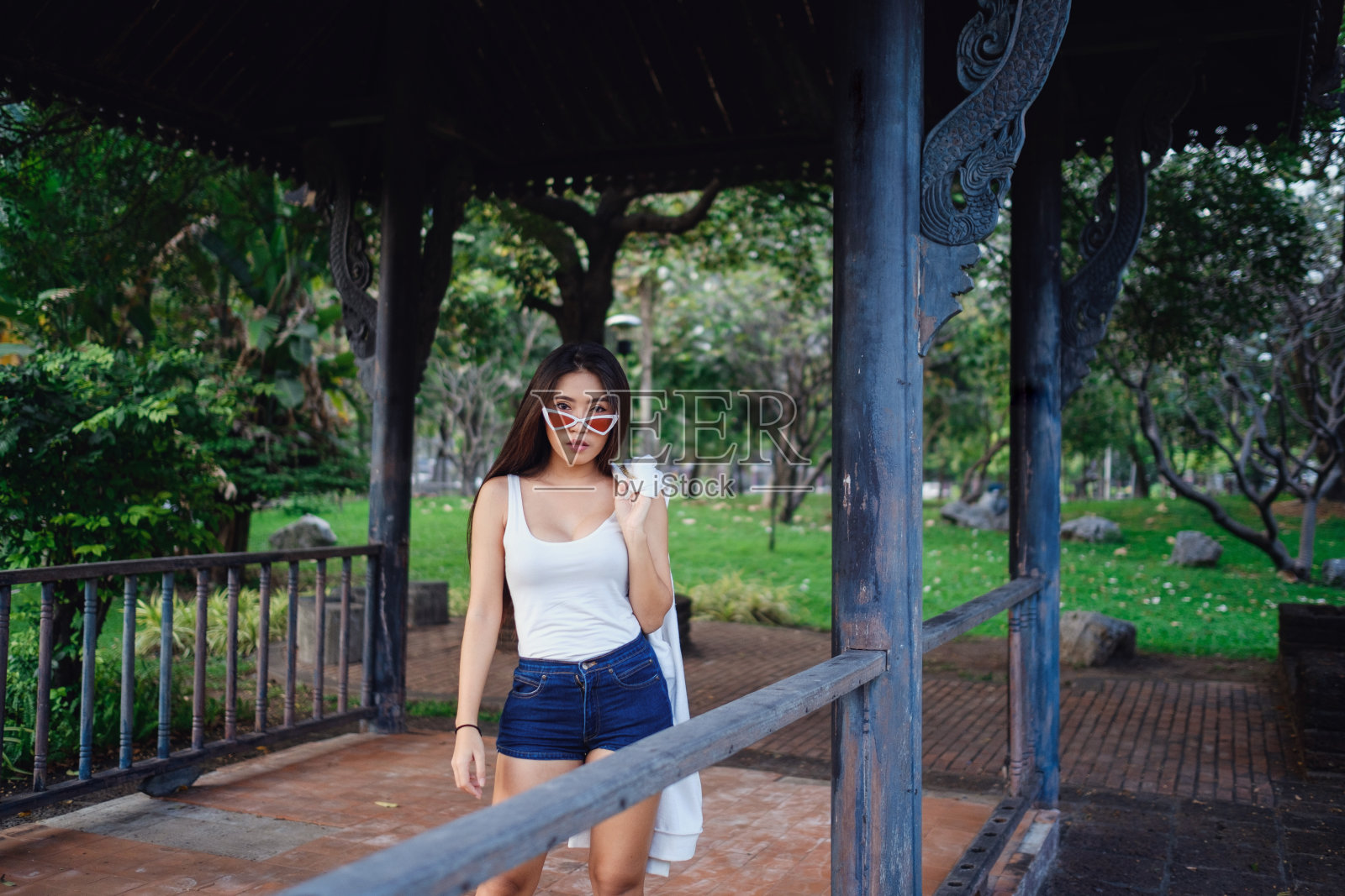 夏日阳光明媚的生活方式，年轻时尚潮女人的肖像。照片摄影图片