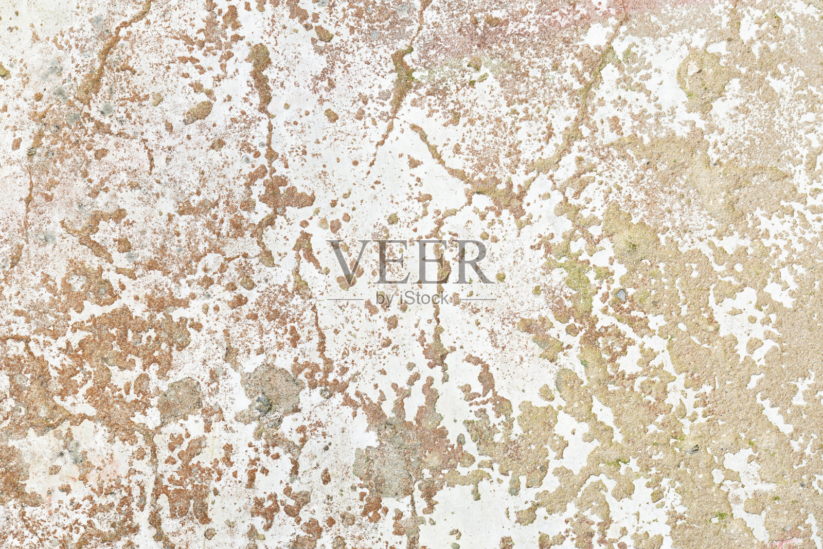 老旧开裂的水泥墙，由于时间的推移，油漆已磨损、变质，呈浅色照片摄影图片