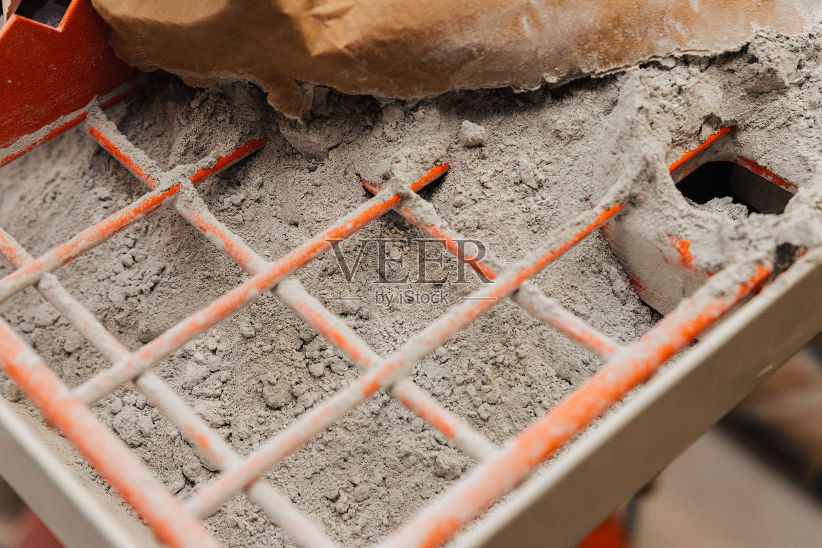 将干石膏与水混合并自动注入成品石膏的专用搅拌机。照片摄影图片