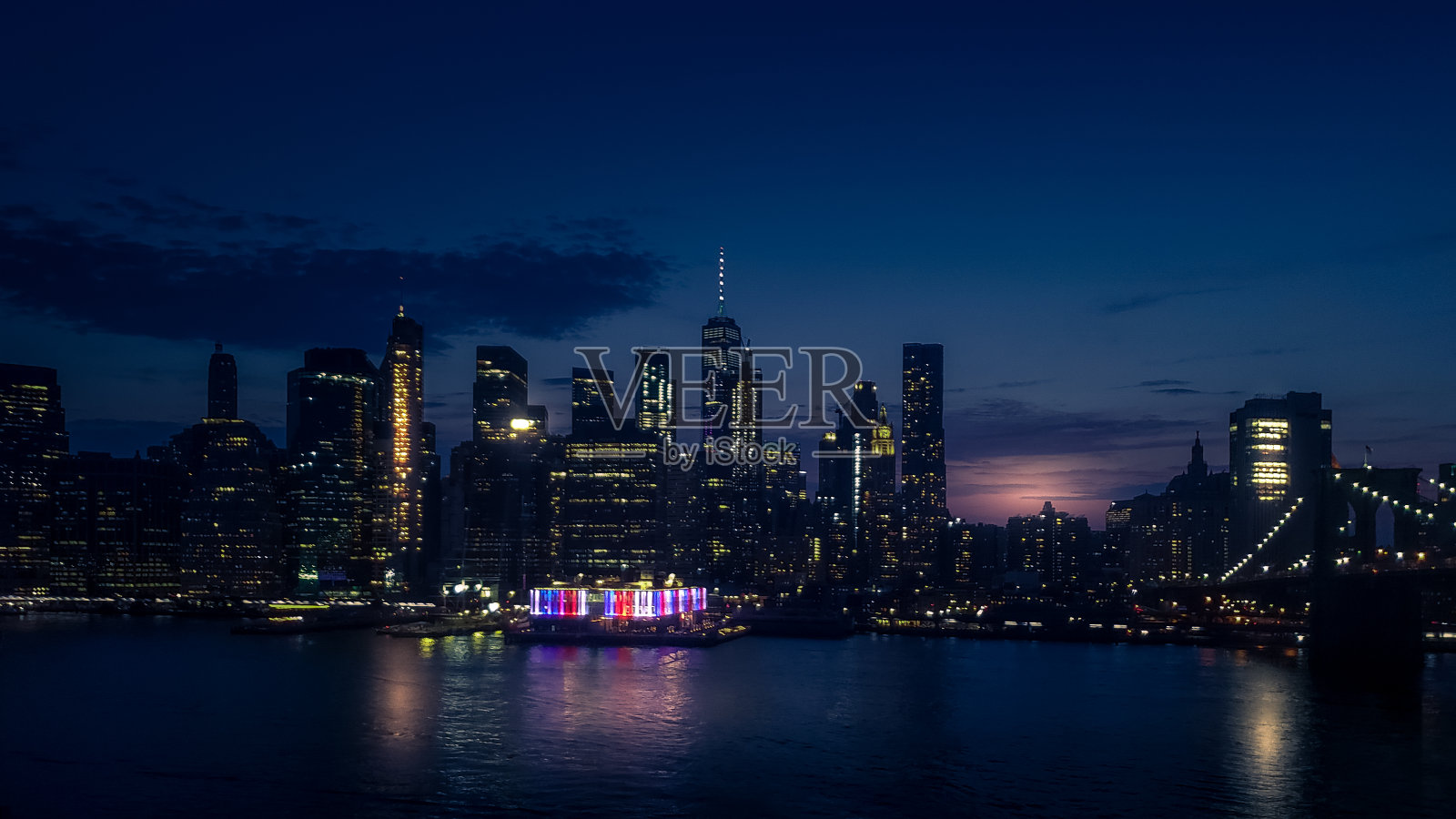 布鲁克林东河对面曼哈顿和纽约的夜景。照片摄影图片