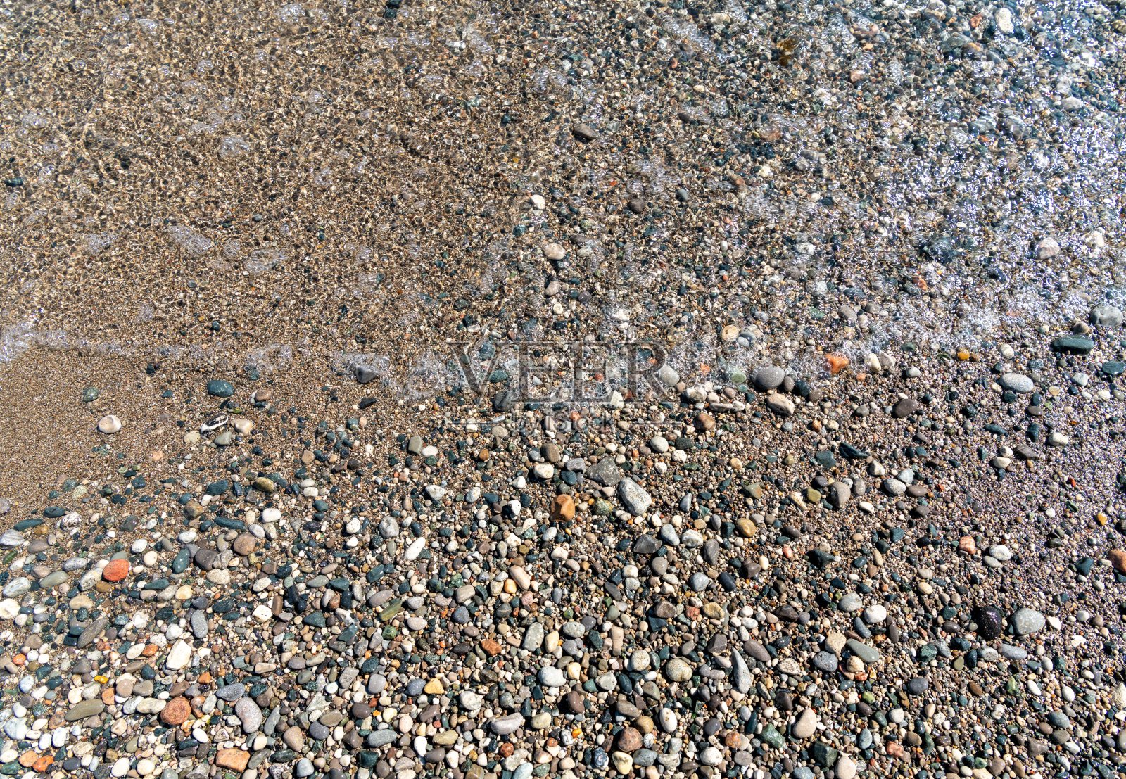 海岸边的鹅卵石和沙子照片摄影图片