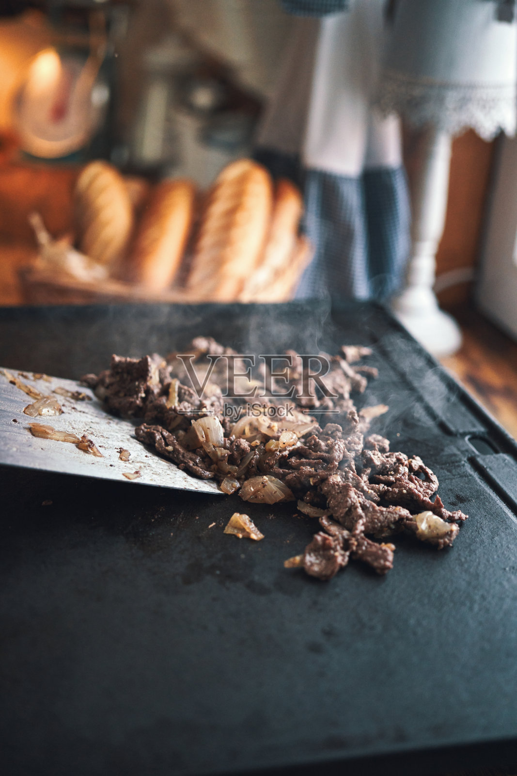 准备费城风格的辣椒芝士牛排三明治照片摄影图片