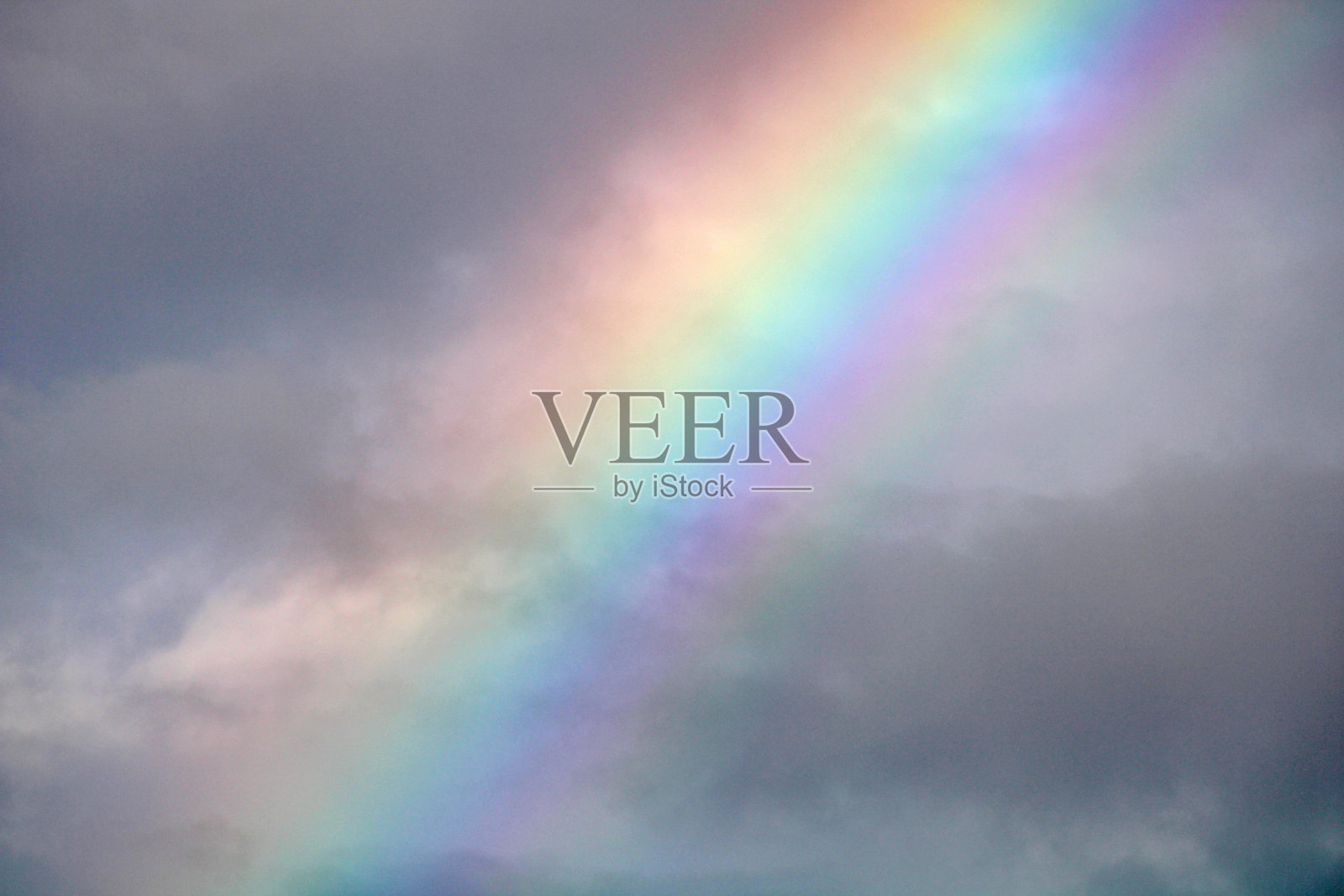 巨大的，超级明亮的彩虹在黑暗的云照片摄影图片