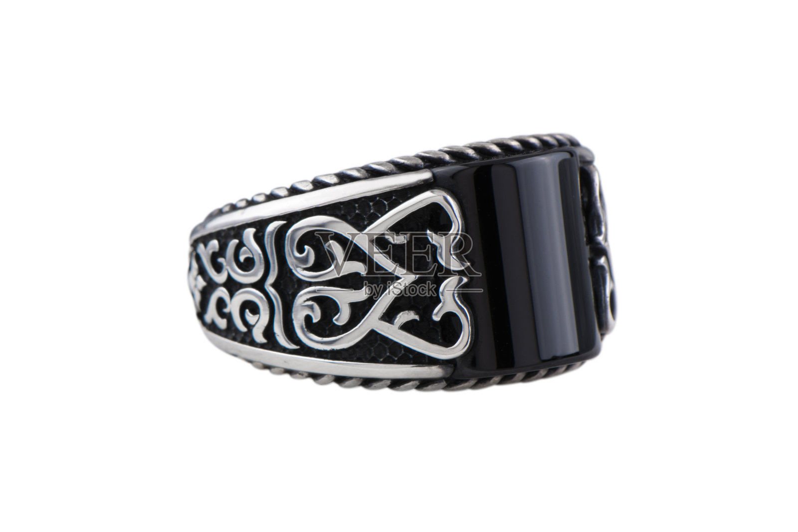 白色背景上的银色戒指照片摄影图片