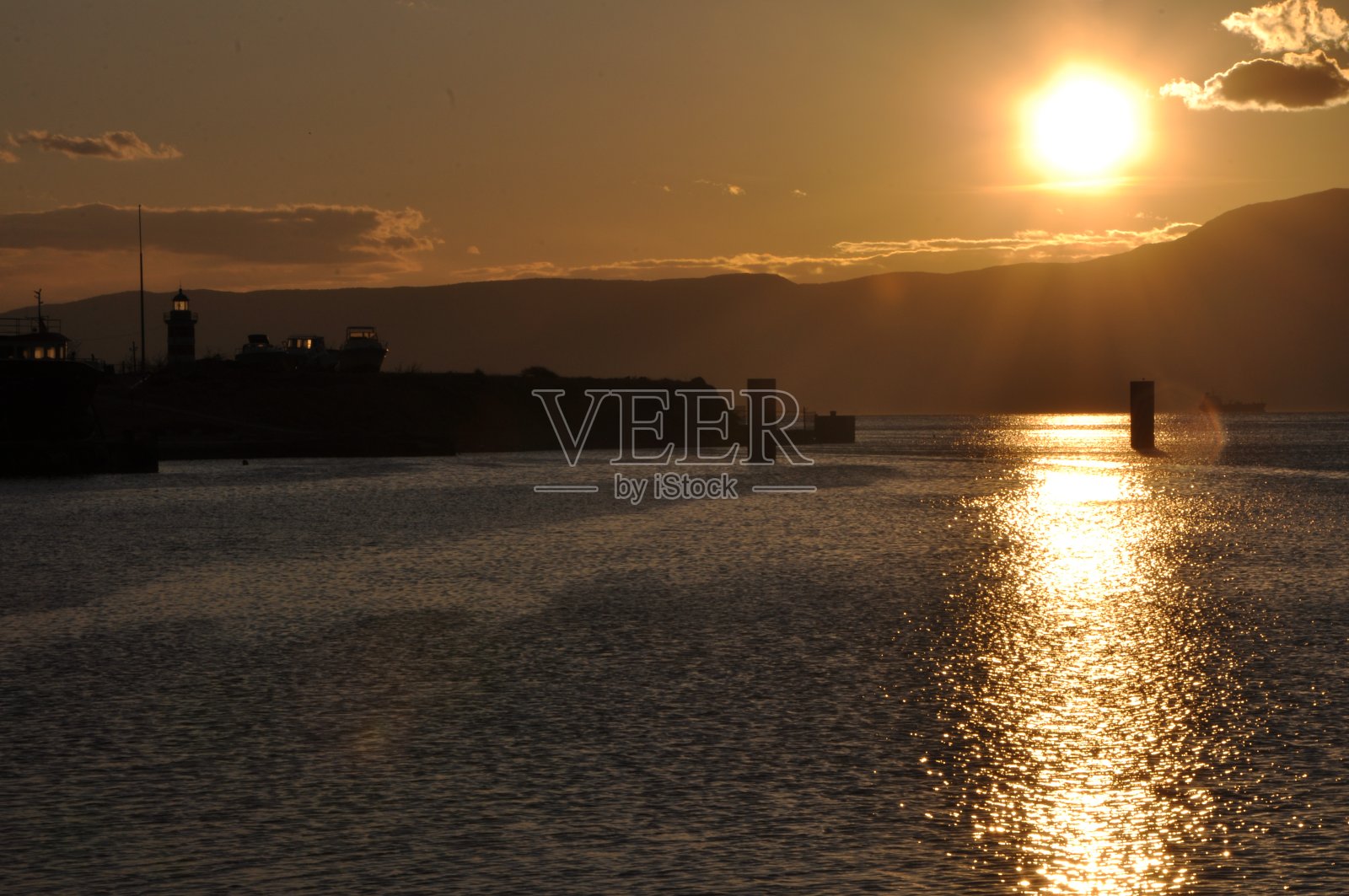 克拉耶维卡湾黄金时刻。亚得里亚海上的日落。海上的黄金时间。照片摄影图片