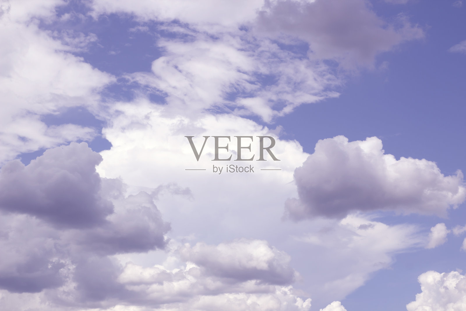 蓝色的天空和小云朵的背景照片摄影图片