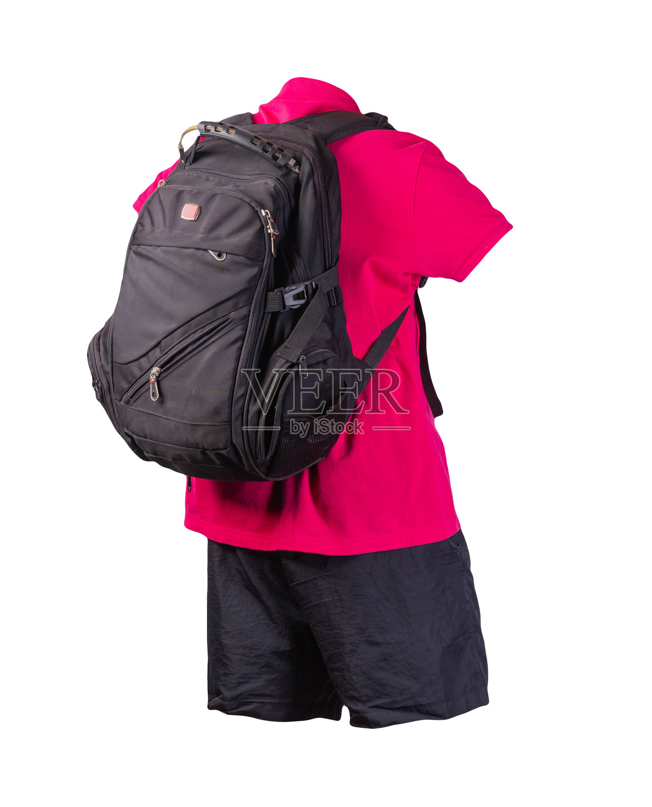 双肩包，运动短裤，衬衫与领口与钮扣隔离在白色福林。每天穿的衣服照片摄影图片