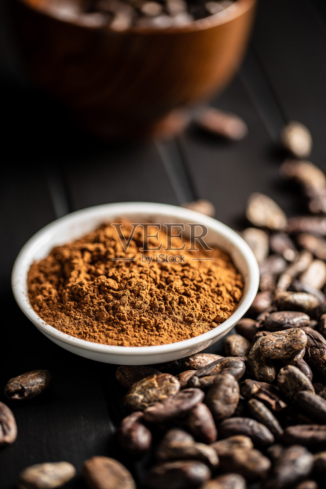 烤可可豆和可可粉放入碗中照片摄影图片