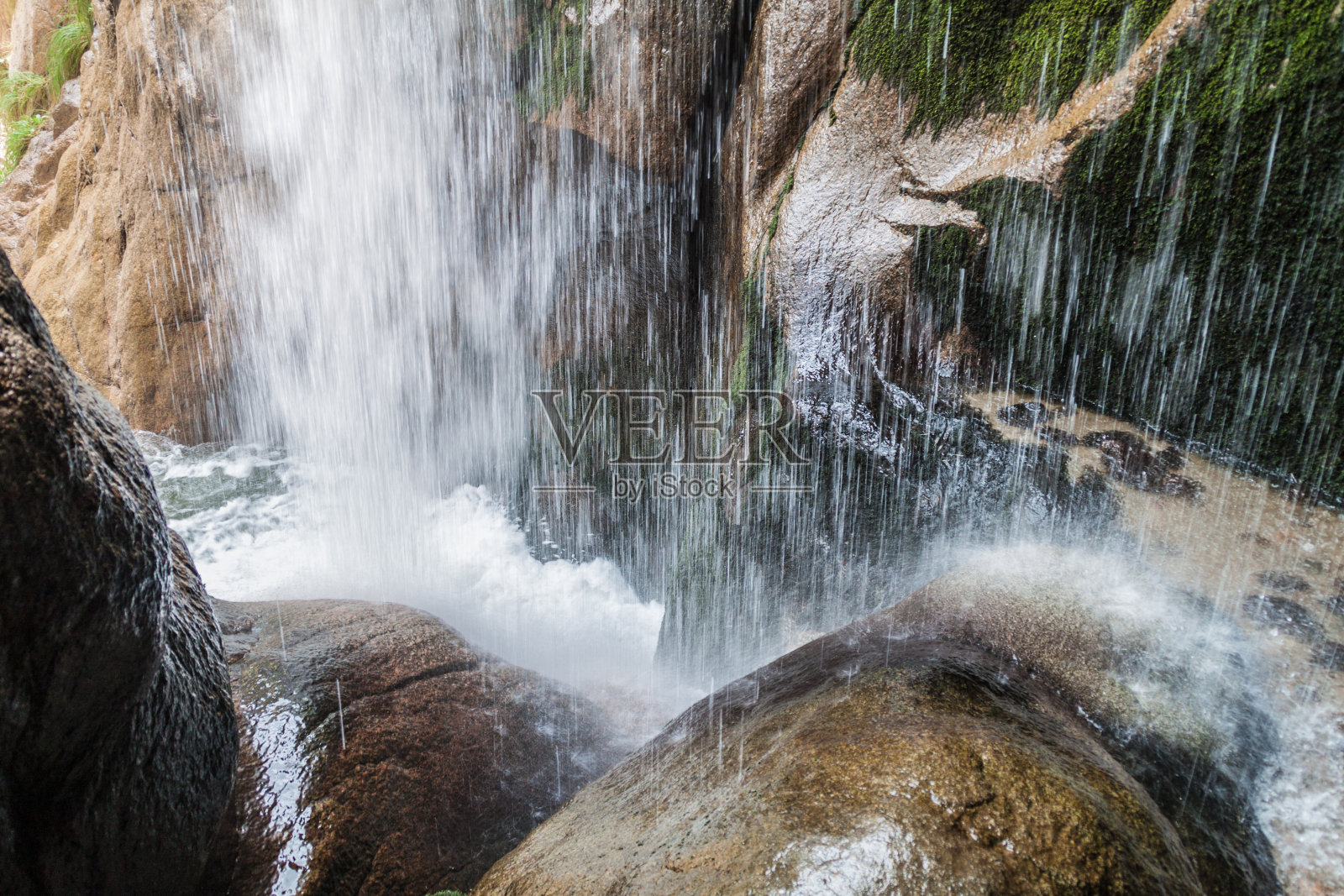 瀑布在克布拉达德尔科罗拉多峡谷附近的卡法亚特，阿根廷照片摄影图片