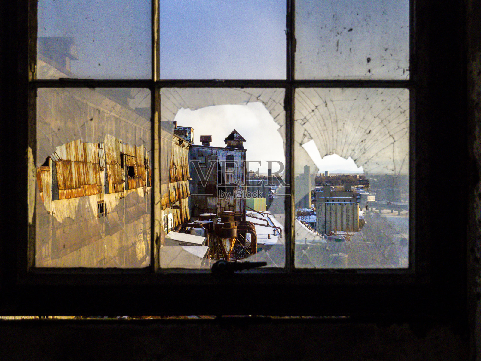 一扇破碎的窗户照片摄影图片