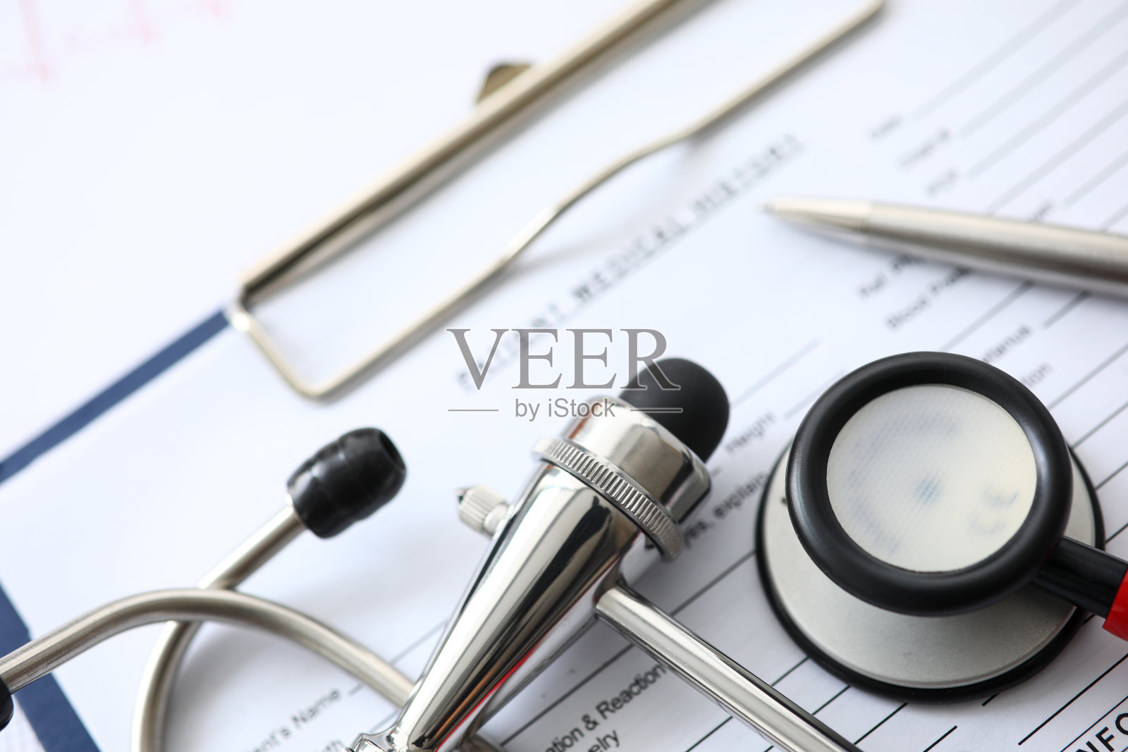 病史表上的医疗器械照片摄影图片