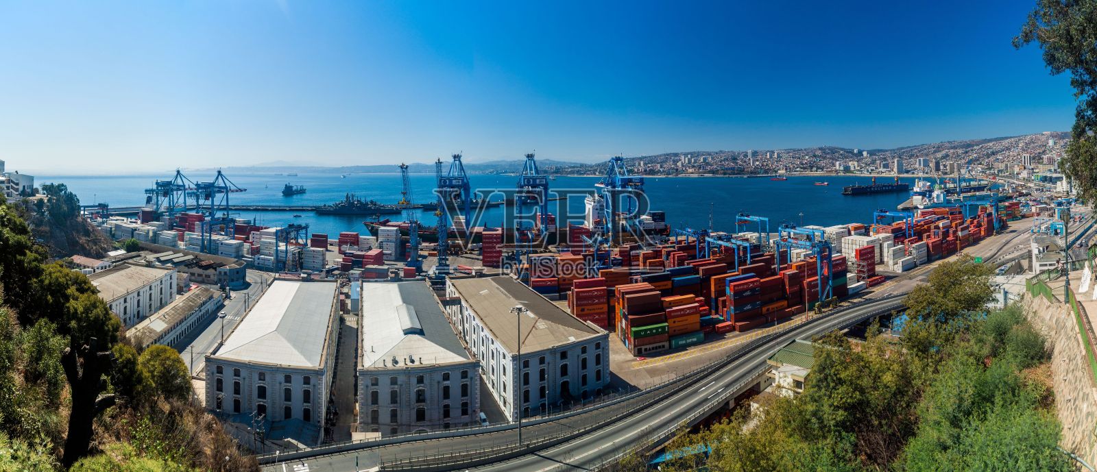 智利瓦尔帕莱索——3月29日:智利瓦尔帕莱索港口的起重机照片摄影图片