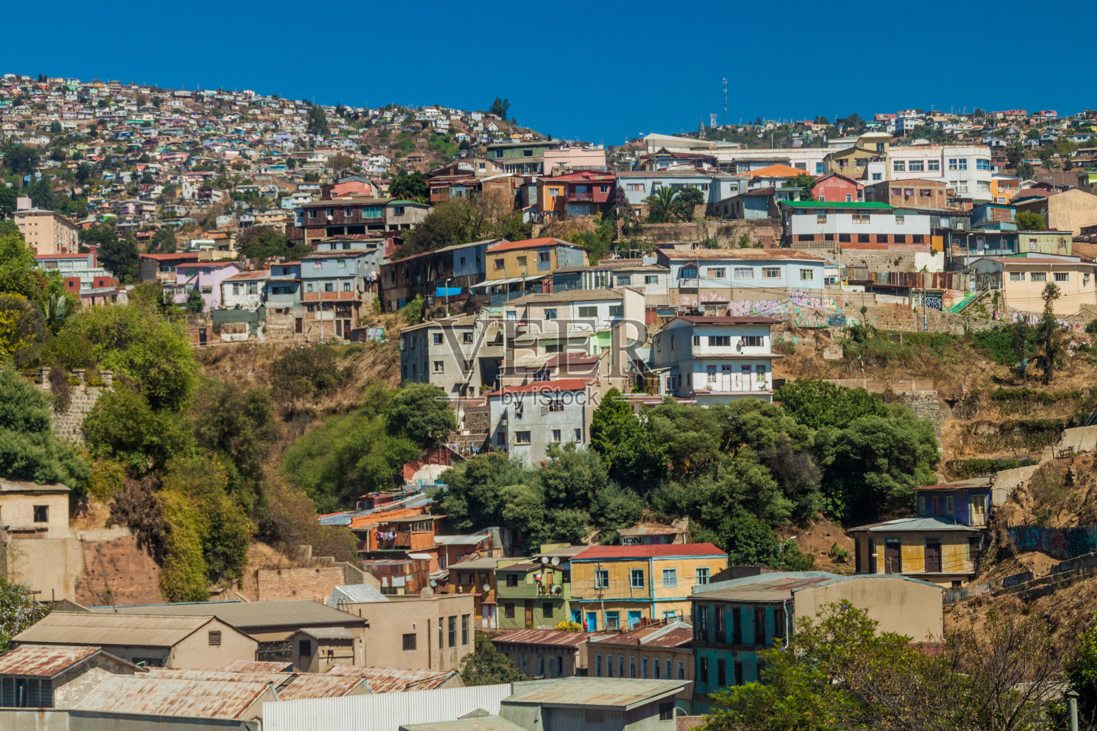 智利瓦尔帕莱索山上五颜六色的房子照片摄影图片