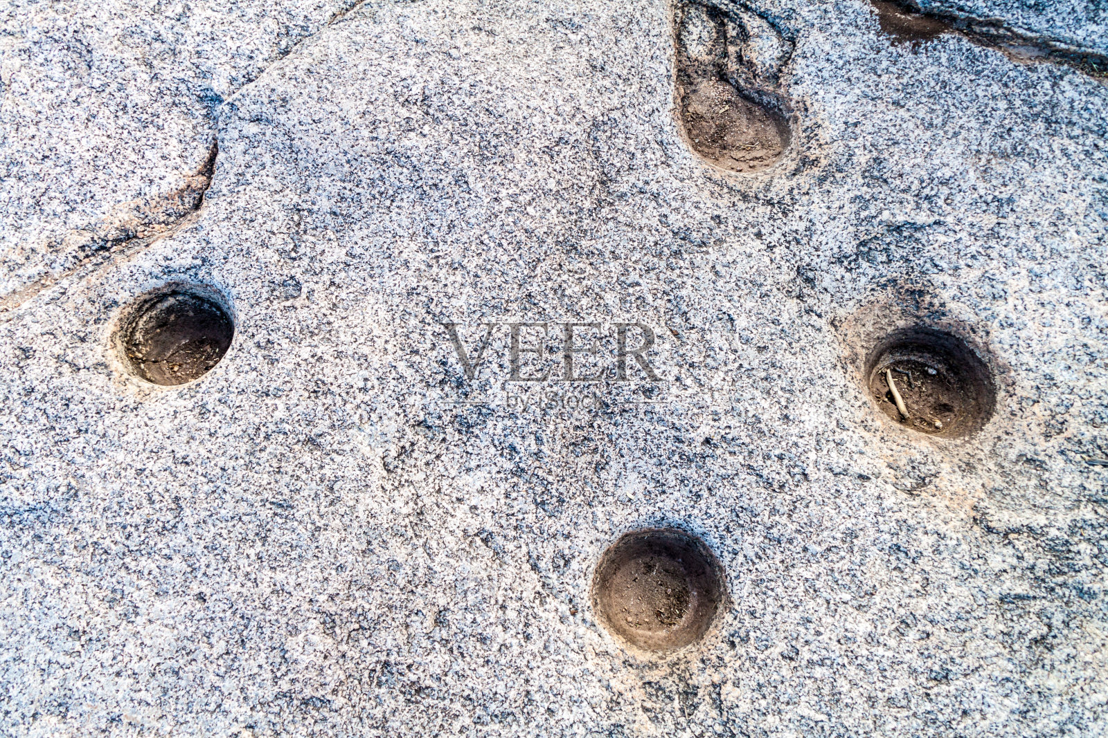 阿根廷，卡法亚特附近的古老圣地。岩石上的洞代表星座中的星星。这是南十字星。照片摄影图片