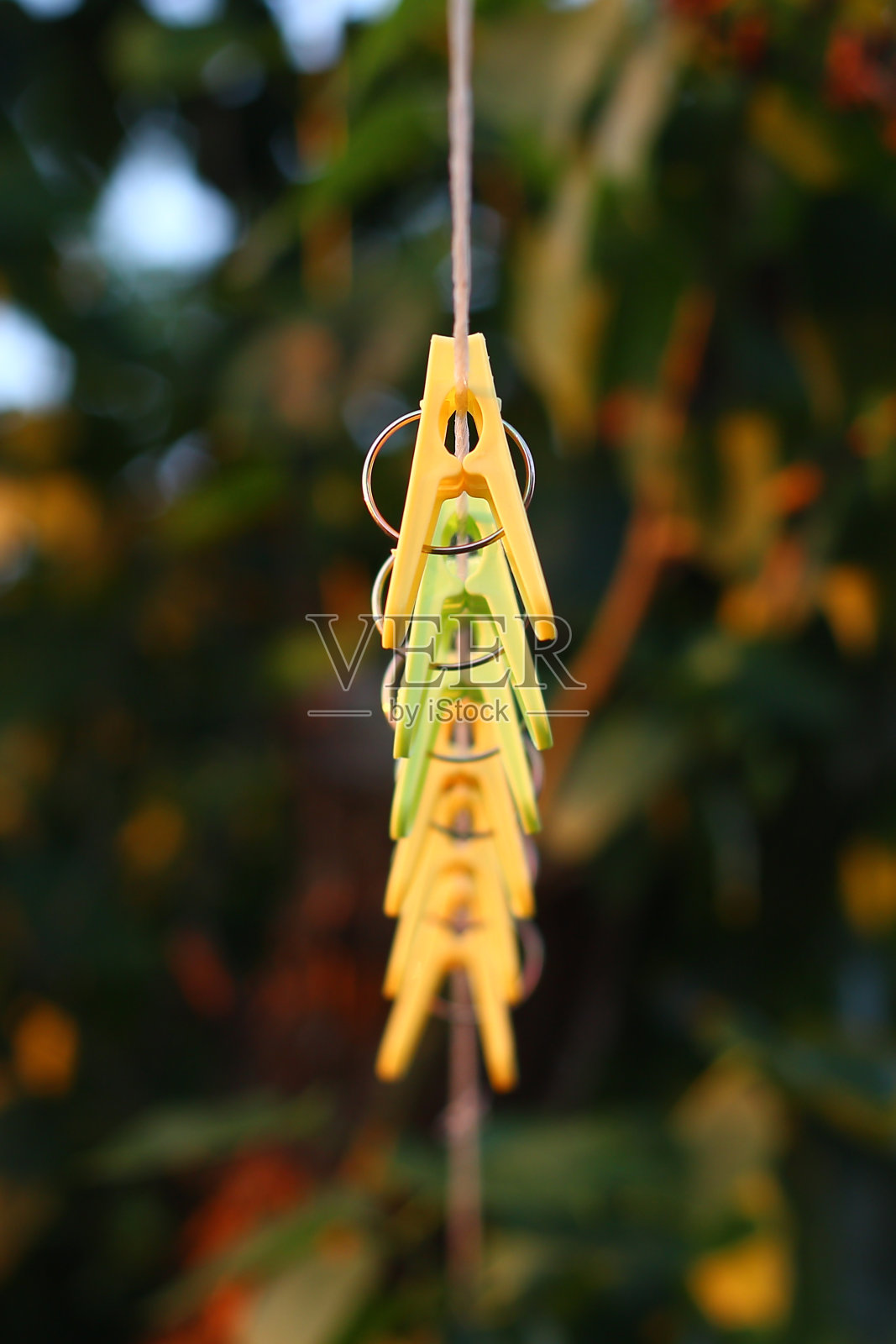 装衣服的塑料衣夹是用绳子固定的。特写镜头照片摄影图片