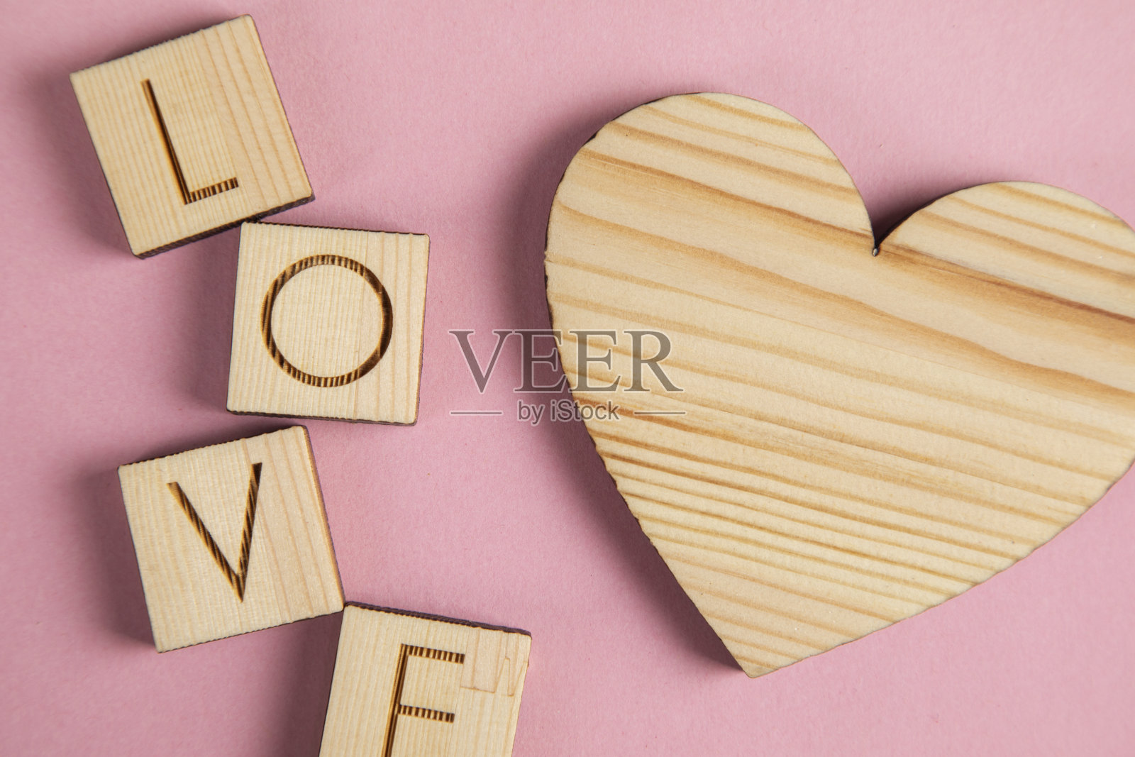 木制的心和立方体上的爱照片摄影图片