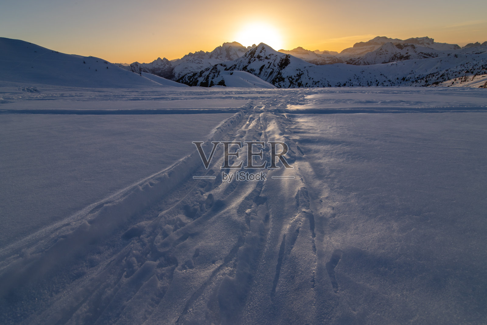 意大利Cortina D'Ampezzo附近的Dolomites山口Passo Giau的日落照片摄影图片
