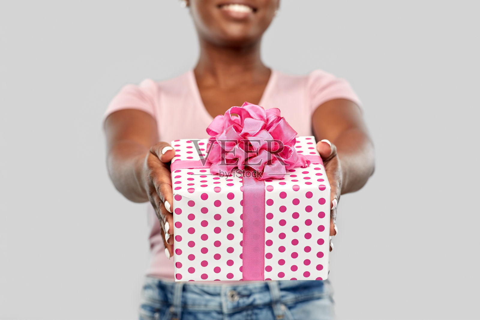 近距离的非洲裔美国妇女与礼盒照片摄影图片