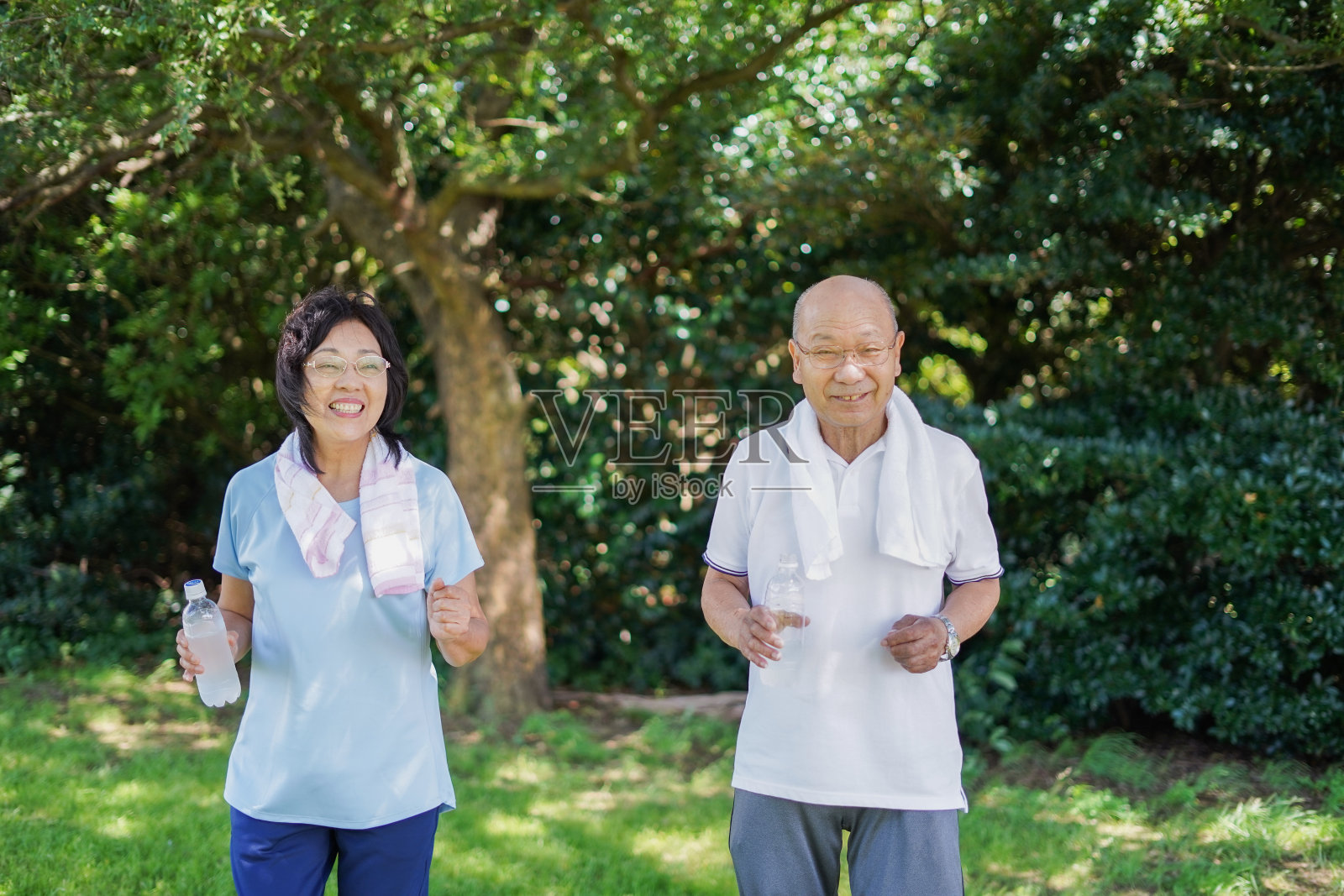 一对老夫妇在户外跑步照片摄影图片