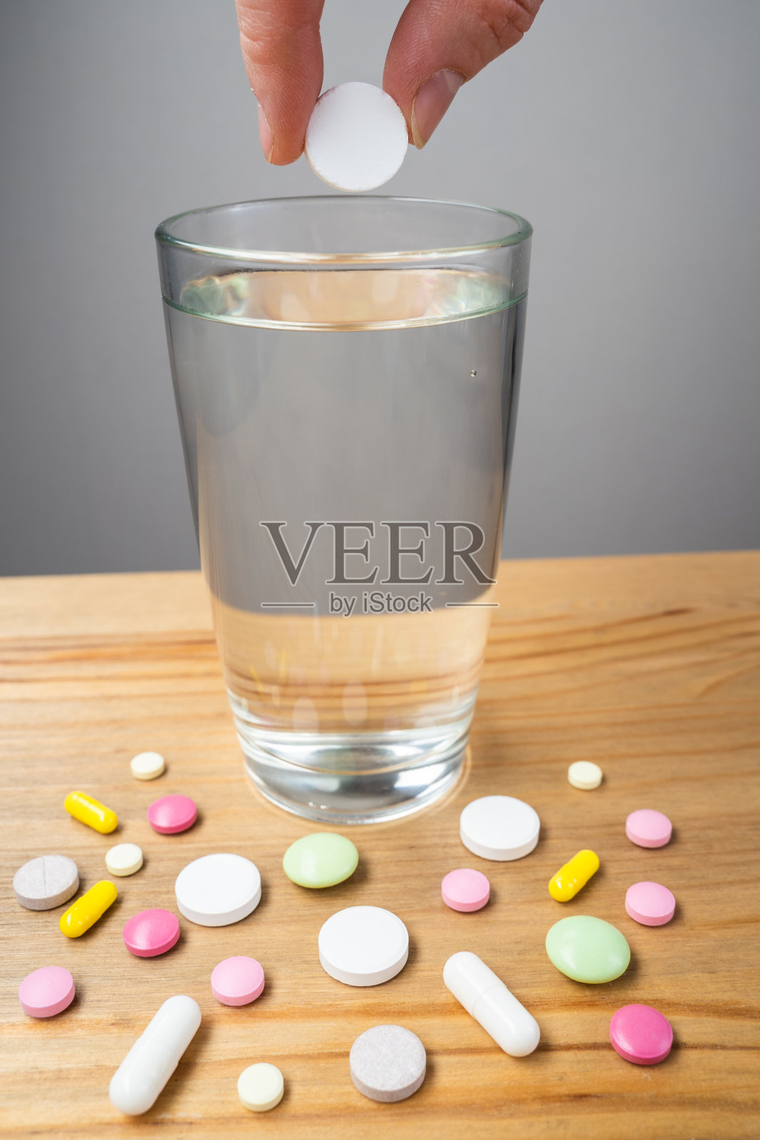 白色背景上的水和胶囊照片摄影图片