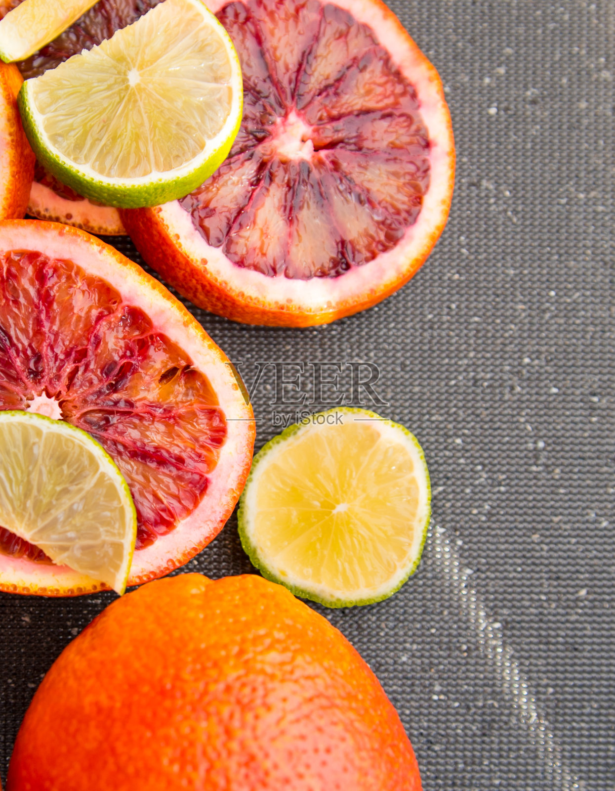 红橙色的酸橙切片和整个，黑色背景，特写，复制空间，模板，明信片照片摄影图片