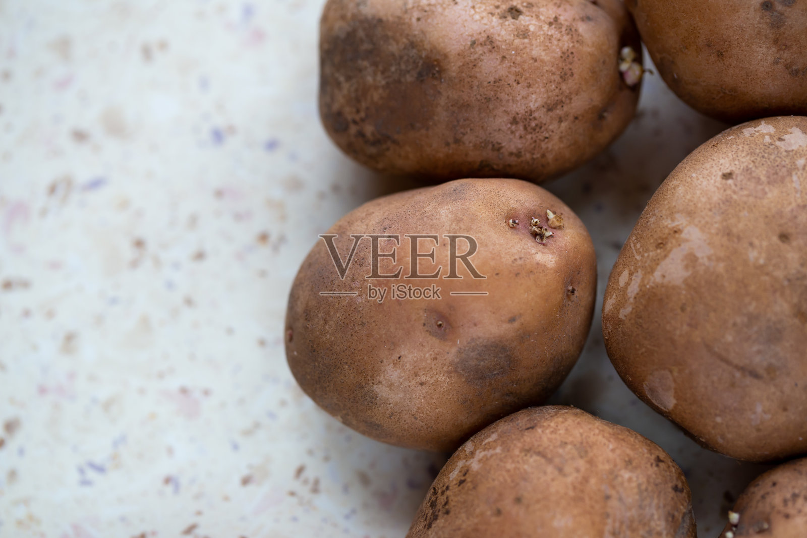 桌上有几个有机土豆。照片摄影图片